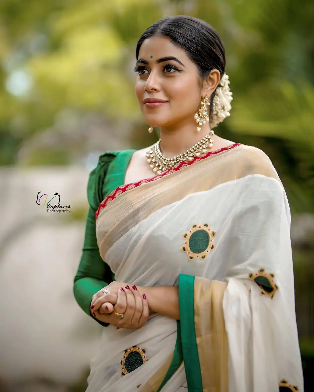 Shamna Kasim Mesmerizing Looks In Beautiful White Saree Green Blouse